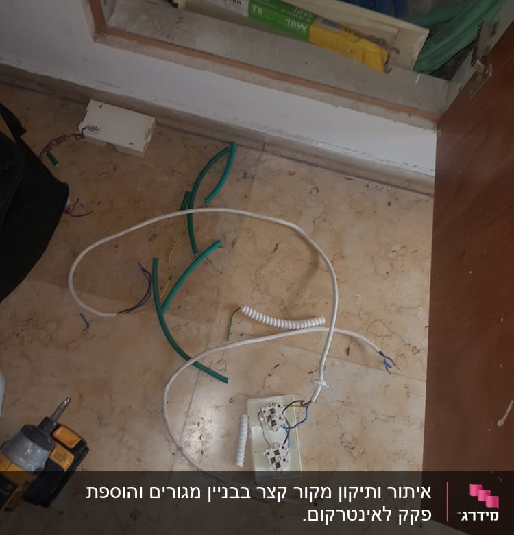כלי עבודה וחוטי חשמל על הרצפה